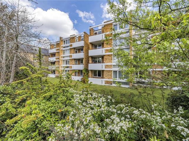 Flat for sale in Kew, Greater London