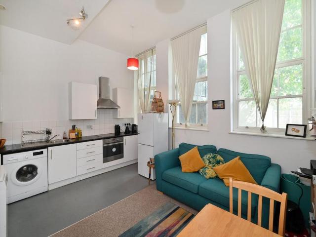 Flat for sale in Limehouse, Greater London