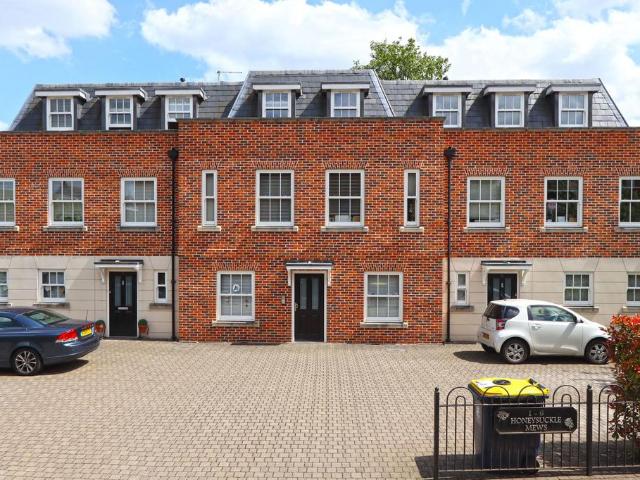 Flat for sale in Ivy Chimneys, Epping