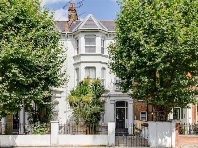 Flat for sale in North Kensington, Greater London
