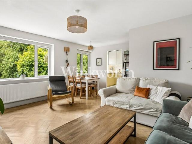 Flat for sale in Palmers Green, Greater London