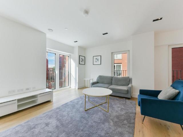Flat for sale in Vauxhall, Greater London