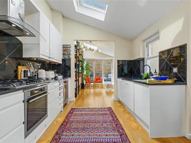 Flat for sale in Clapham Junction, Greater London