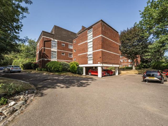 Flat for sale in Pinner, Greater London