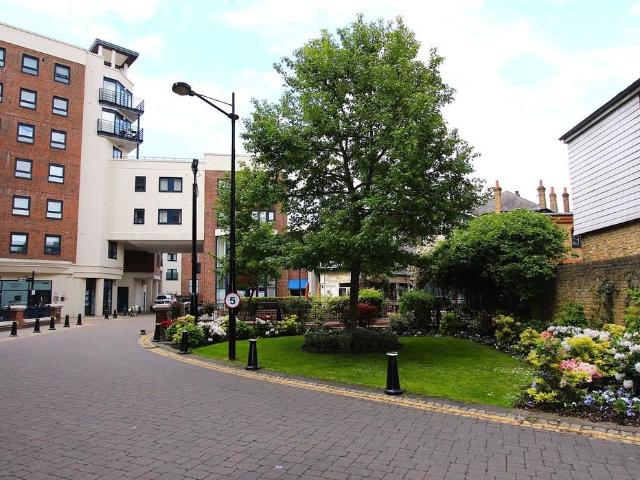 Flat for sale in Norbiton, Greater London