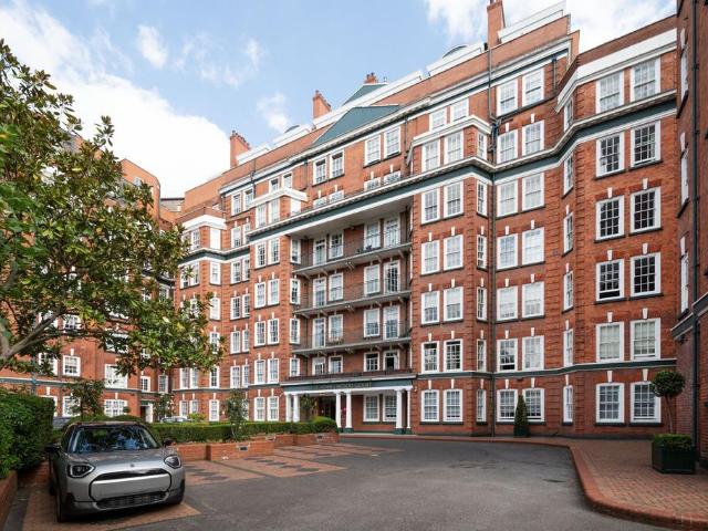 Flat for sale in St. John's Wood, Greater London