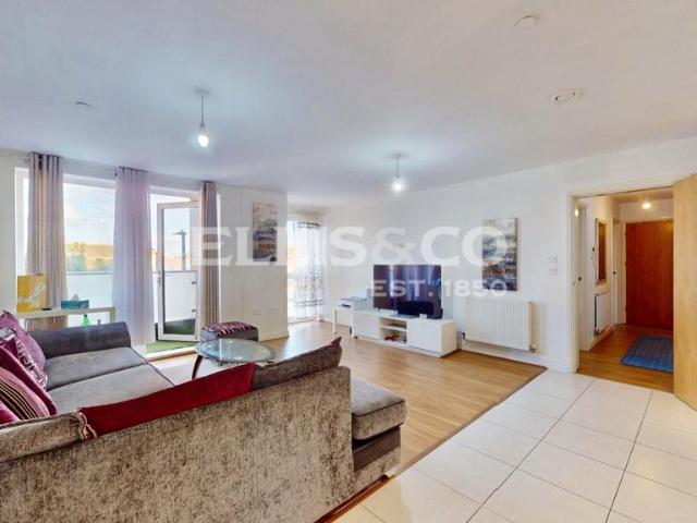 Flat for sale in London Borough of Ealing, Greenford