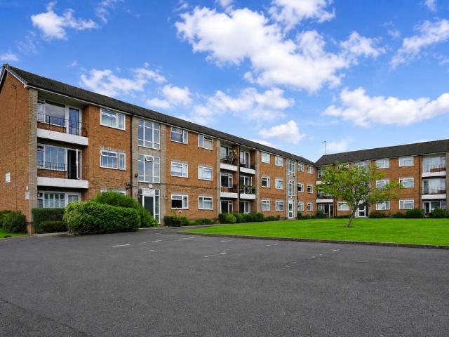 Flat for sale in Abbey End, Green Close