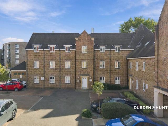 Flat for sale in Loughton, Epping Forest