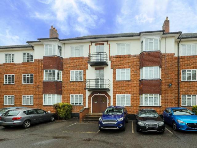 Flat for sale in Pinner, Greater London