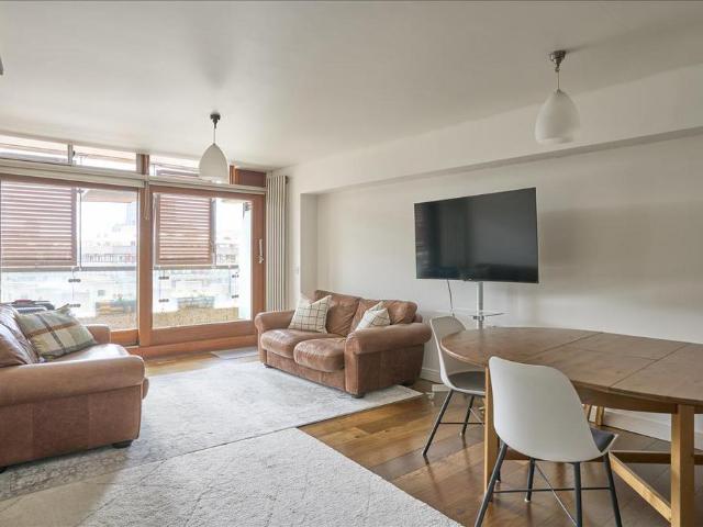 Flat for sale in Lyons, Greater London