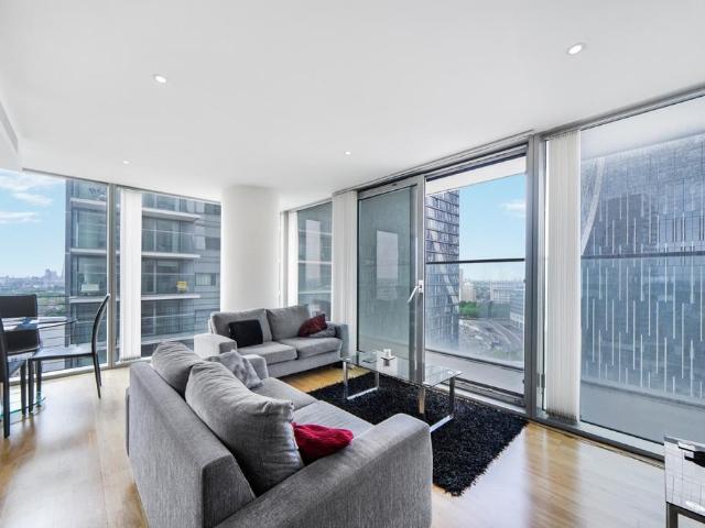 Flat for sale in Canary Wharf, Greater London