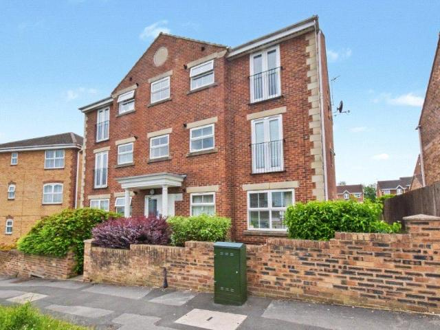 Flat for sale in Farnley, West Yorkshire