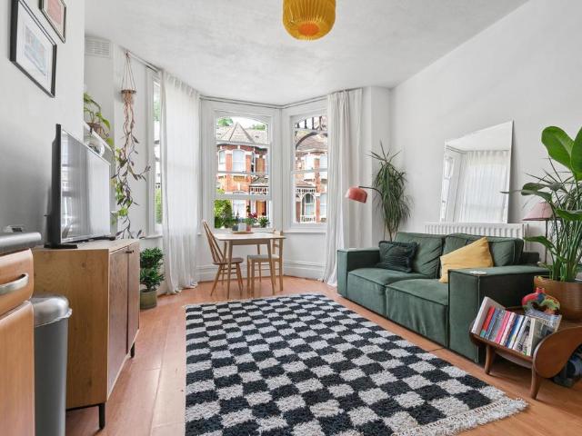 Flat for sale in London Borough of Lewisham, Ladywell