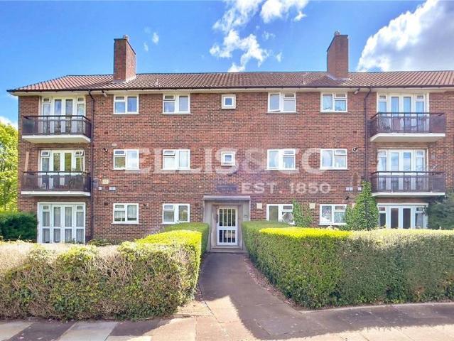 Flat for sale in London Borough of Hounslow, Greater London