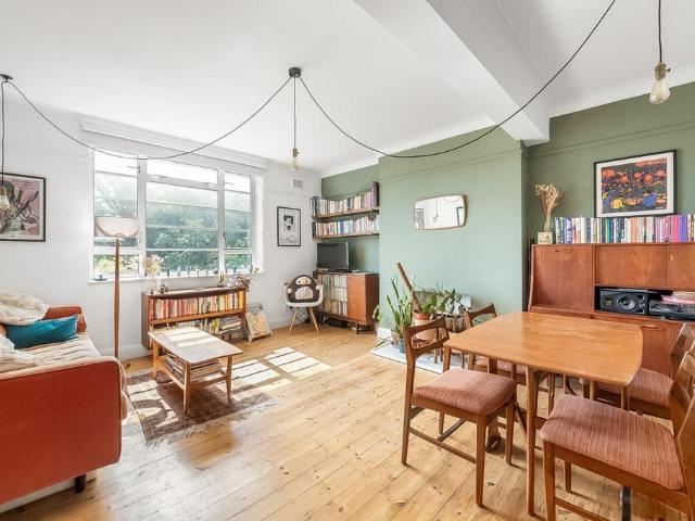 Flat for sale in London Borough of Lewisham, Forest Hill