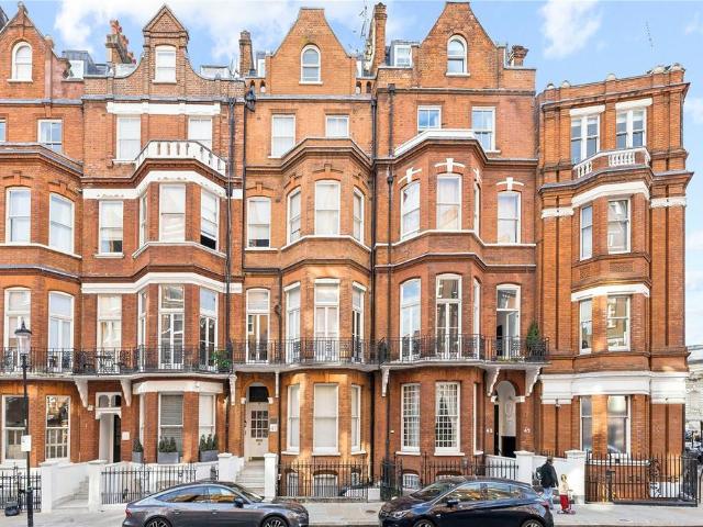 Flat for sale in Royal Borough of Kensington and Chelsea, Greater London