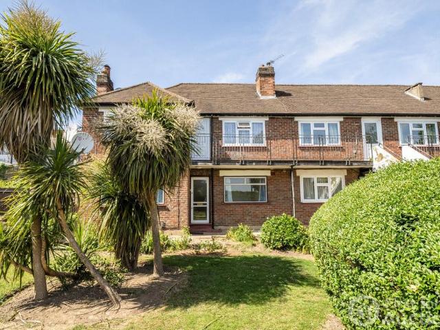 Flat for sale in Little Stanmore, Greater London