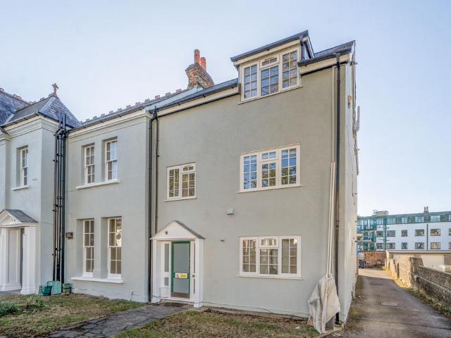 Flat for sale in London Borough of Ealing, Greater London
