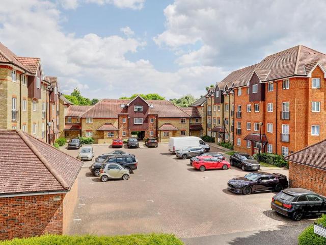 Flat for sale in Kings Hill, Colliers End