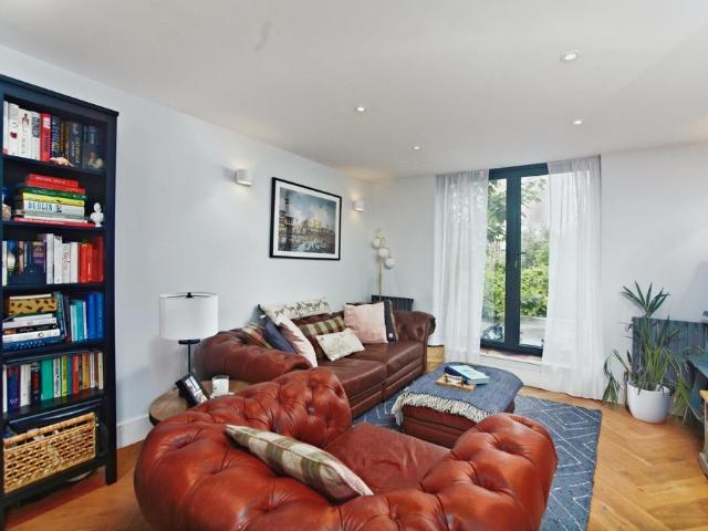 Flat for sale in Summerstown, Greater London
