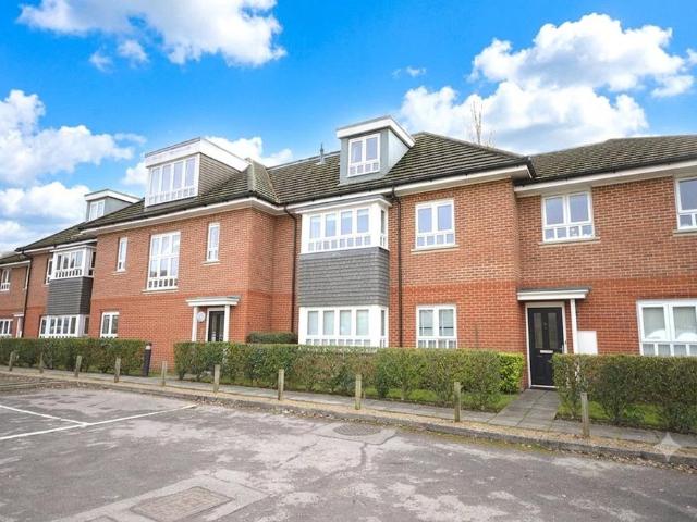 Flat for sale in Heol-las, Surrey