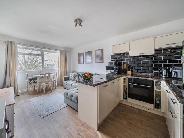 Flat for sale in Wallington, Greater London