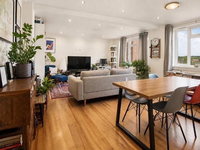 Flat for sale in Cricklewood, Greater London