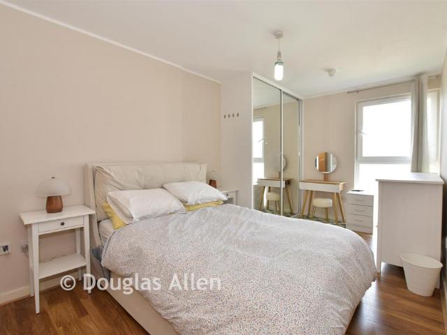 Flat for sale in Newbury Park, Greater London