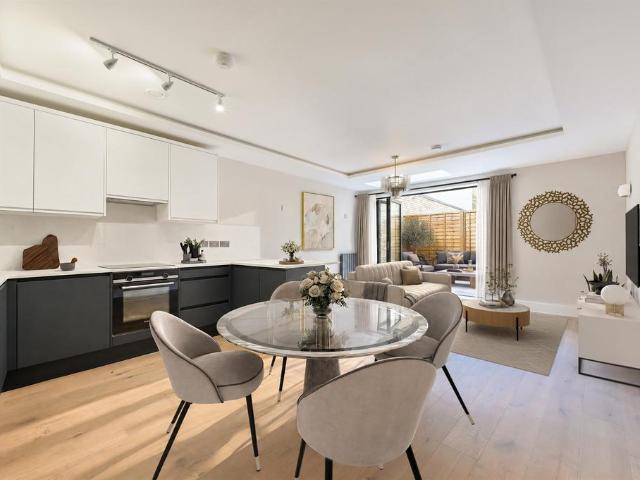 Flat for sale in London Borough of Hammersmith and Fulham, Greater London