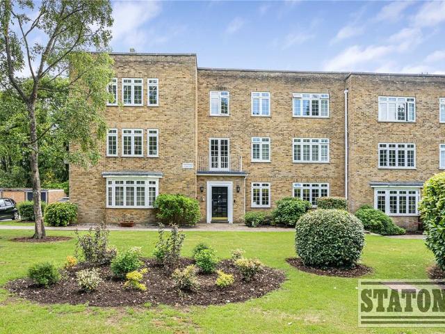 Flat for sale in New Barnet, Greater London
