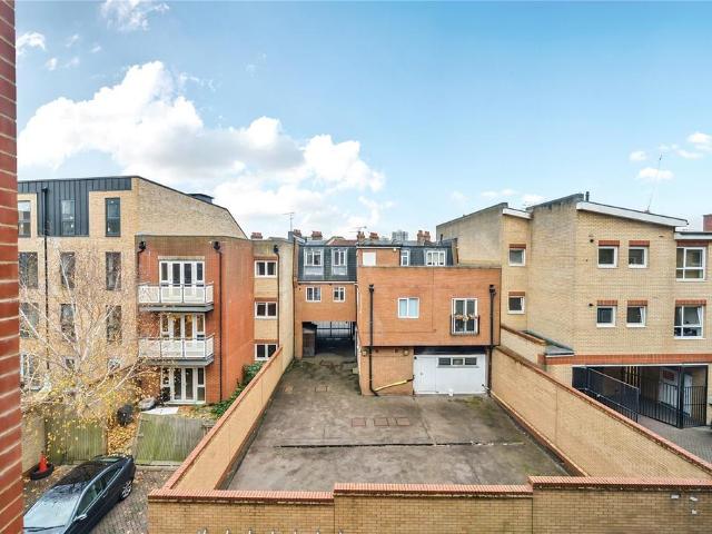 Flat for sale in Norbiton, Greater London