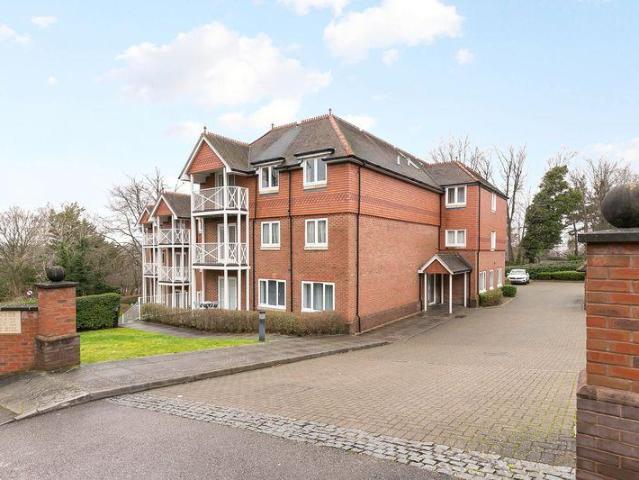 Flat for sale in London Borough of Croydon, Sanderstead