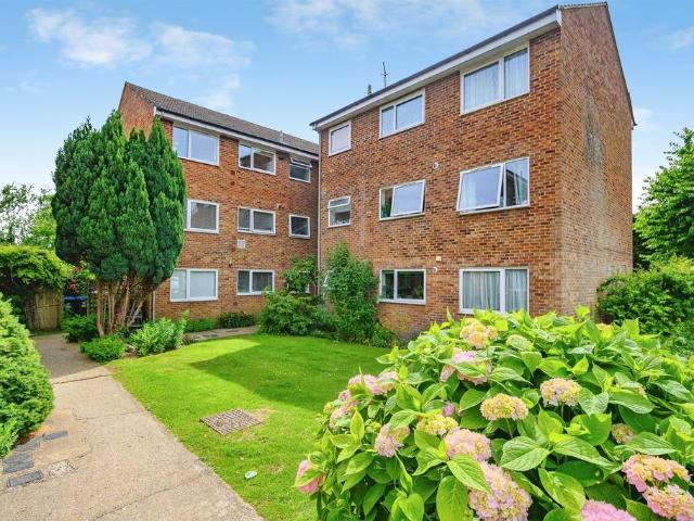 Flat for sale in Pouchen End, Hertfordshire