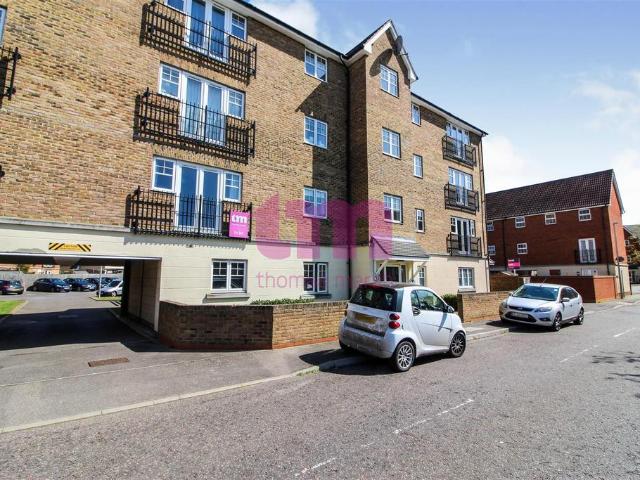 Flat for sale in Purfleet, Essex