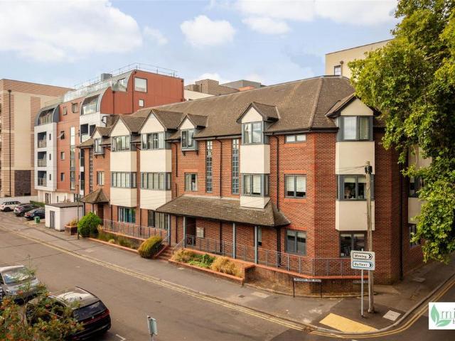 Flat for sale in West Byfleet, Woking