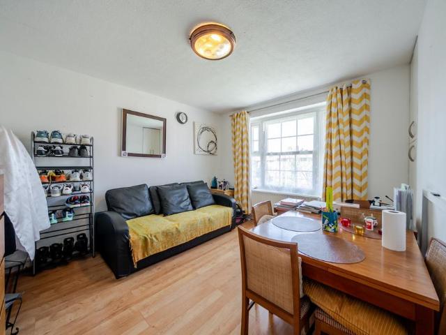 Flat for sale in Peckham, Greater London