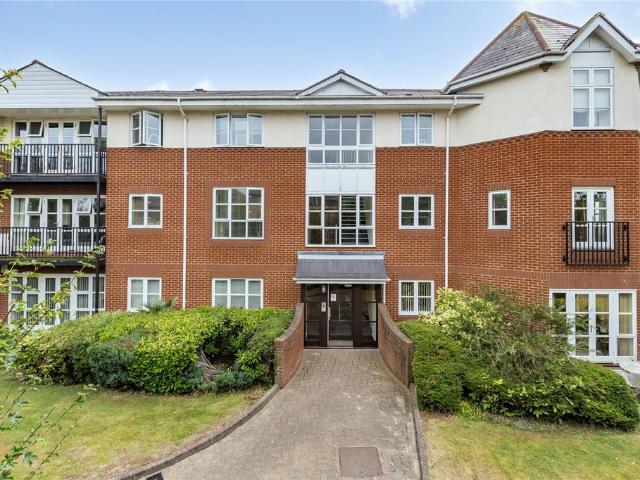 Flat for sale in Upminster, Greater London