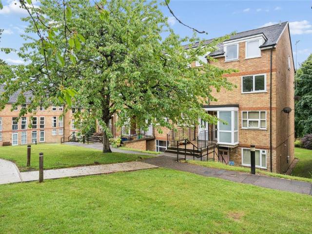 Flat for sale in Ashlyns Estate, Pouchen End