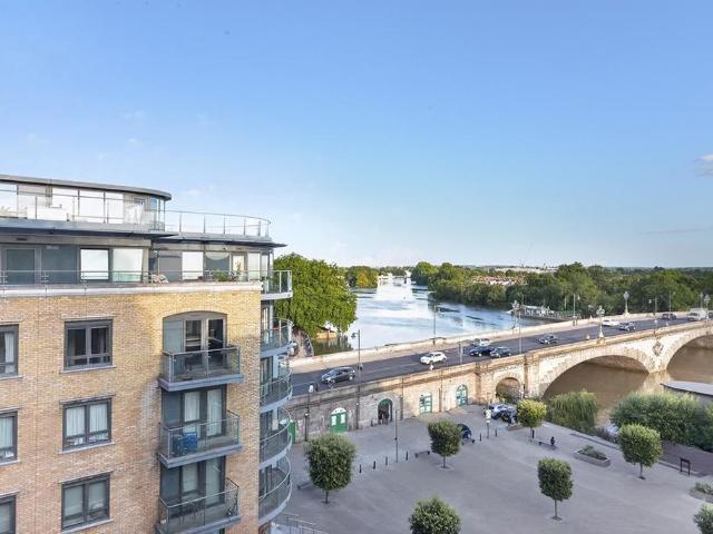 Flat for sale in London Borough of Hounslow, Strand