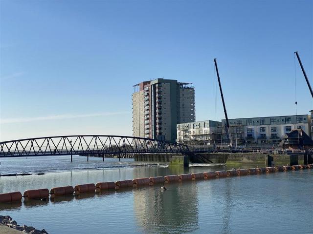 Flat for sale in SA1 Swansea Waterfront, Nangreaves