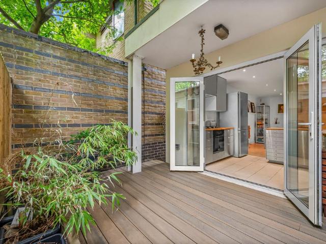 Flat for sale in Chalk Farm, Greater London