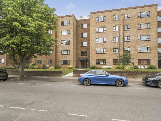 Flat for sale in Surbiton, Greater London