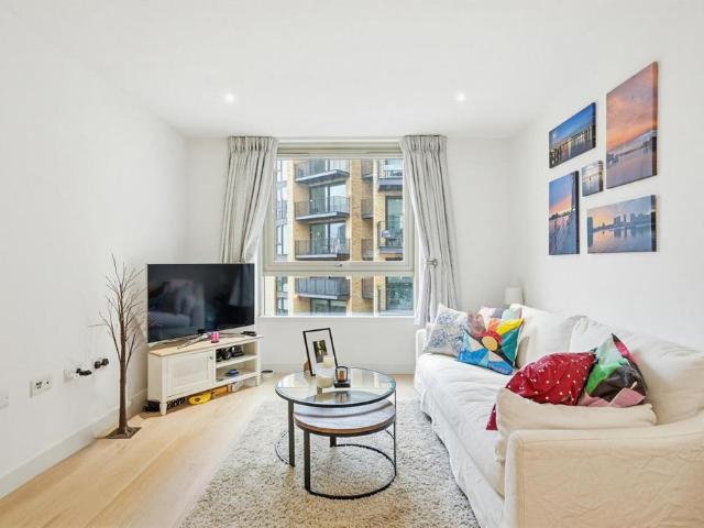Flat for sale in Silvertown, Greater London