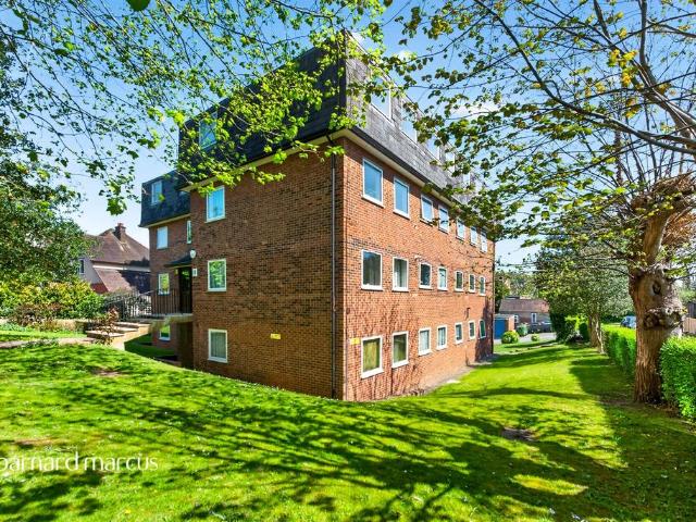 Flat for sale in Red Hill, Surrey