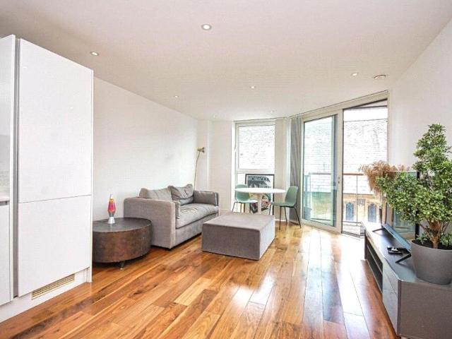 Flat for sale in Mill Hill, Greater London