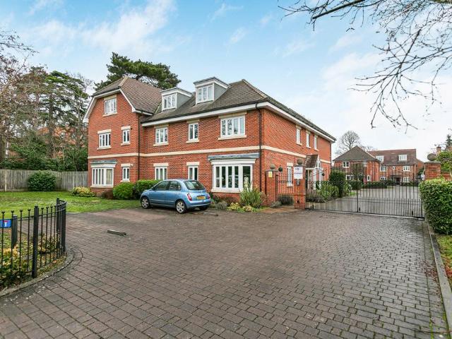 Flat for sale in Spelthorne, Surrey