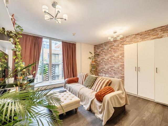 Flat for sale in Bromley-by-Bow, Greater London