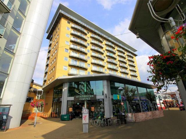Flat for sale in London Borough of Hounslow, Feltham