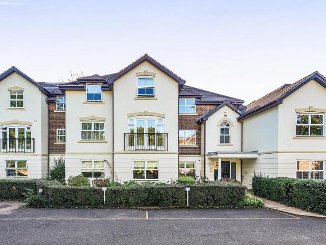 Flat for sale in Kingswood, Reigate and Banstead